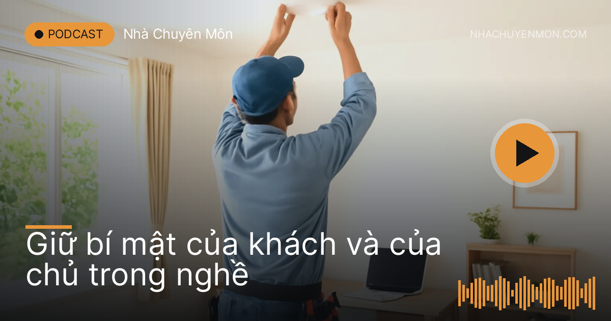 Người thợ lắp đặt làm việc trong một căn phòng làm việc riêng, quay lưng về phía bàn có giấy tờ