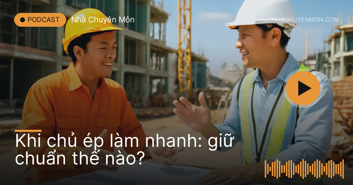 Người thợ đứng trao đổi với chủ thầu bên cạnh bản vẽ trải trên bàn công trình
