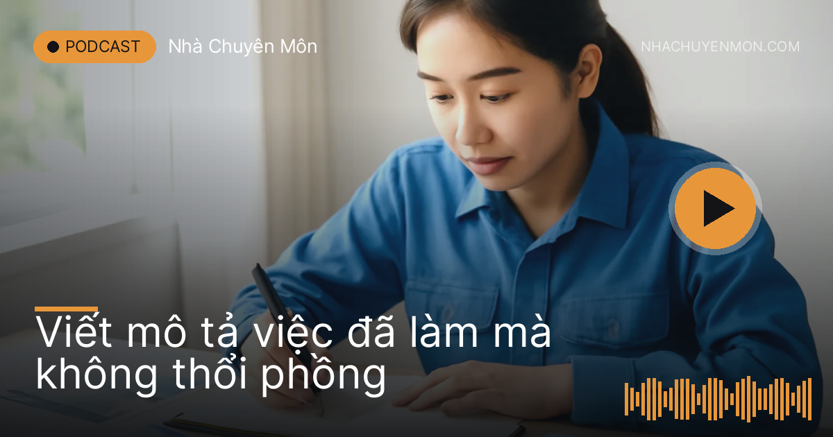 Người phụ nữ ngồi bên cửa sổ viết tay mô tả công việc vào sổ, bên cạnh là ảnh công trình in ra